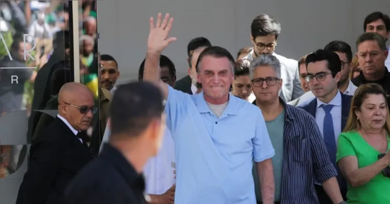 Imagem ilustrativa da notícia Bolsonaro recebe alta e deixa hospital três semanas após cirurgia