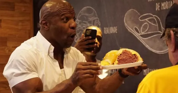 Imagem ilustrativa da notícia Terry Crews visita Mercadão e se rende ao sanduíche de mortadela