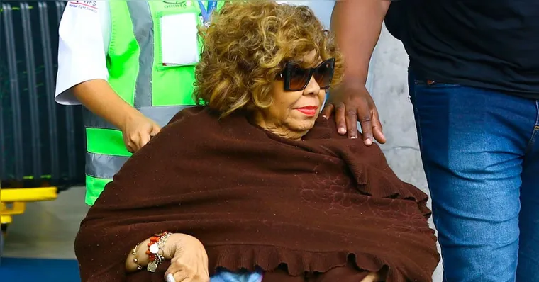 Imagem ilustrativa da notícia Alcione deixa evento em cadeira de rodas e preocupa fãs