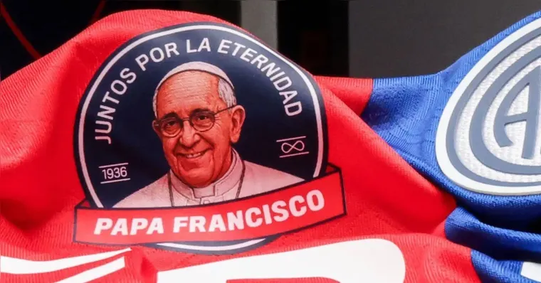 Imagem ilustrativa da notícia San Lorenzo joga com camisa em homenagem ao Papa Francisco
