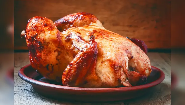 Imagem ilustrativa da notícia Comer frango pode transmitir gripe aviária? Veja como é a contaminação
