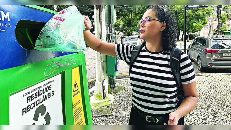 Imagem ilustrativa da notícia Agentes orientam sobre uso de contêineres de recicláveis