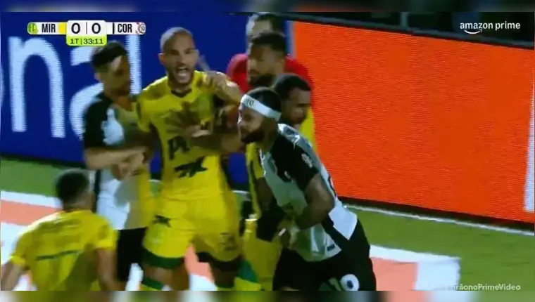 Imagem ilustrativa da notícia Cavadinha de Depay falha e Corinthians sofre virada fora de casa