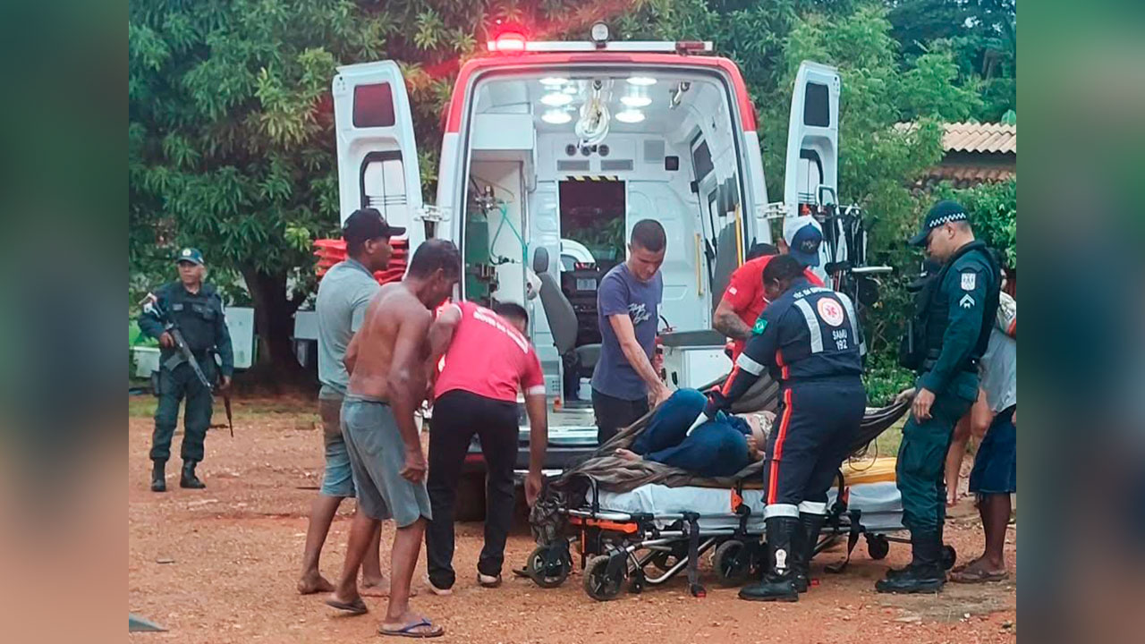 Populares relataram que o autor do disparo teria sido o companheiro da vítima, que fugiu do local antes da chegada da polícia.