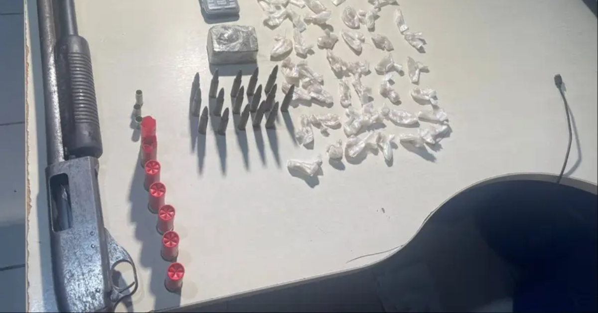 Durante a entrada na casa, um dos suspeitos apontou uma espingarda calibre 12 contra os agentes, que reagiram.