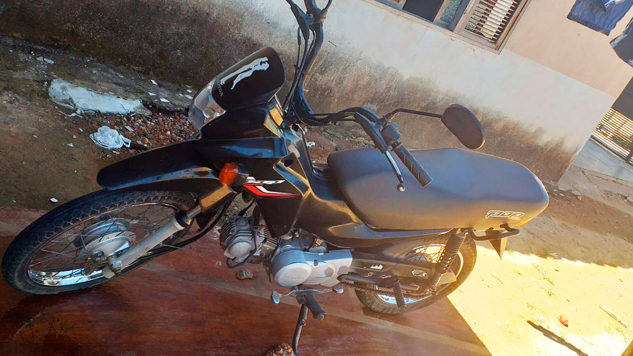 Moto Pop 100 preta foi levada da garagem de residência na noite da quarta (28) em Água Azul do Norte. Família oferta gratificação para ajudar a localizá-la.
