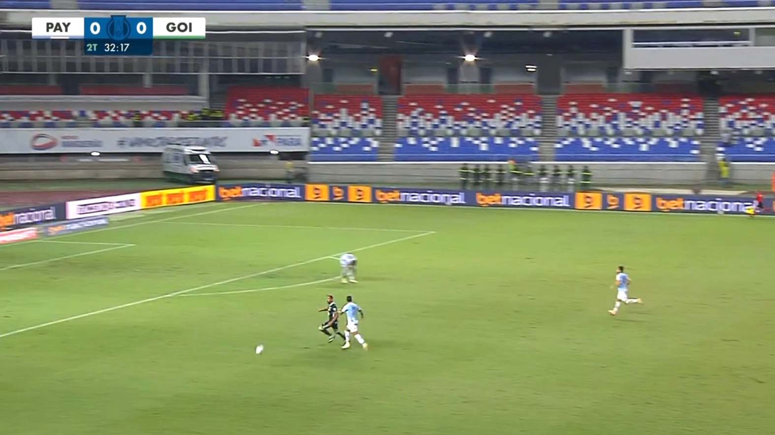 Goleiro estava abaixado ajeitando a caneleira