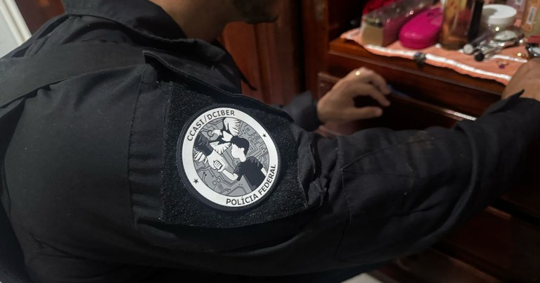 Para a execução dessa operação coordenada, 451 policiais federais e 150 policiais civis participaram das diligências nesta quarta-feira (14).