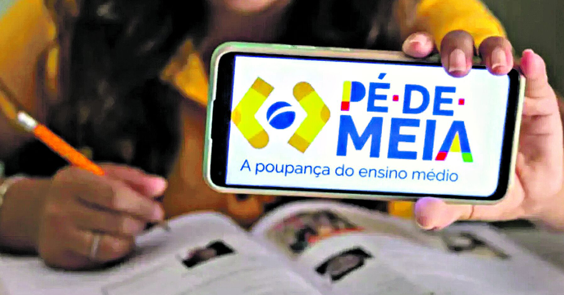 Todo estudante que se encaixa nos critérios do programa é incluído automaticamente. Não há necessidade de se inscrever no Pé-de-Meia