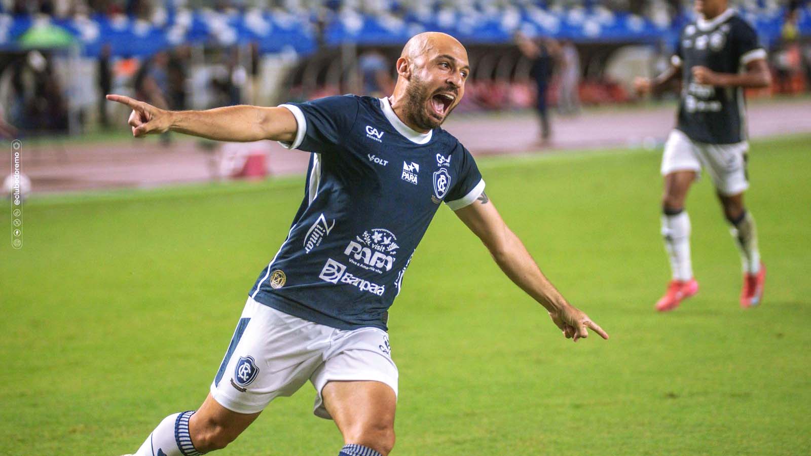 Régis chegou para ser titular e vai mostrando faro de gol
