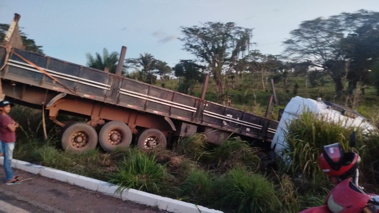 O motorista relatou às autoridades que tentou desviar de outro caminhão que seguia no sentido contrário, mas acabou derrapando.