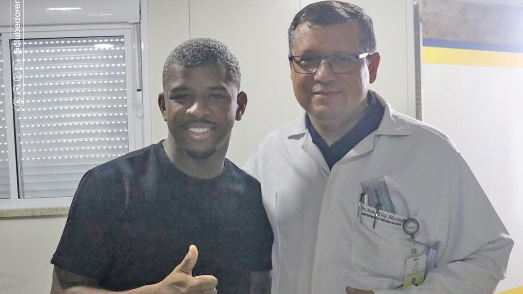 Volante Jaderson ao lado do médico do Remo, dr. Jean Klay Machado