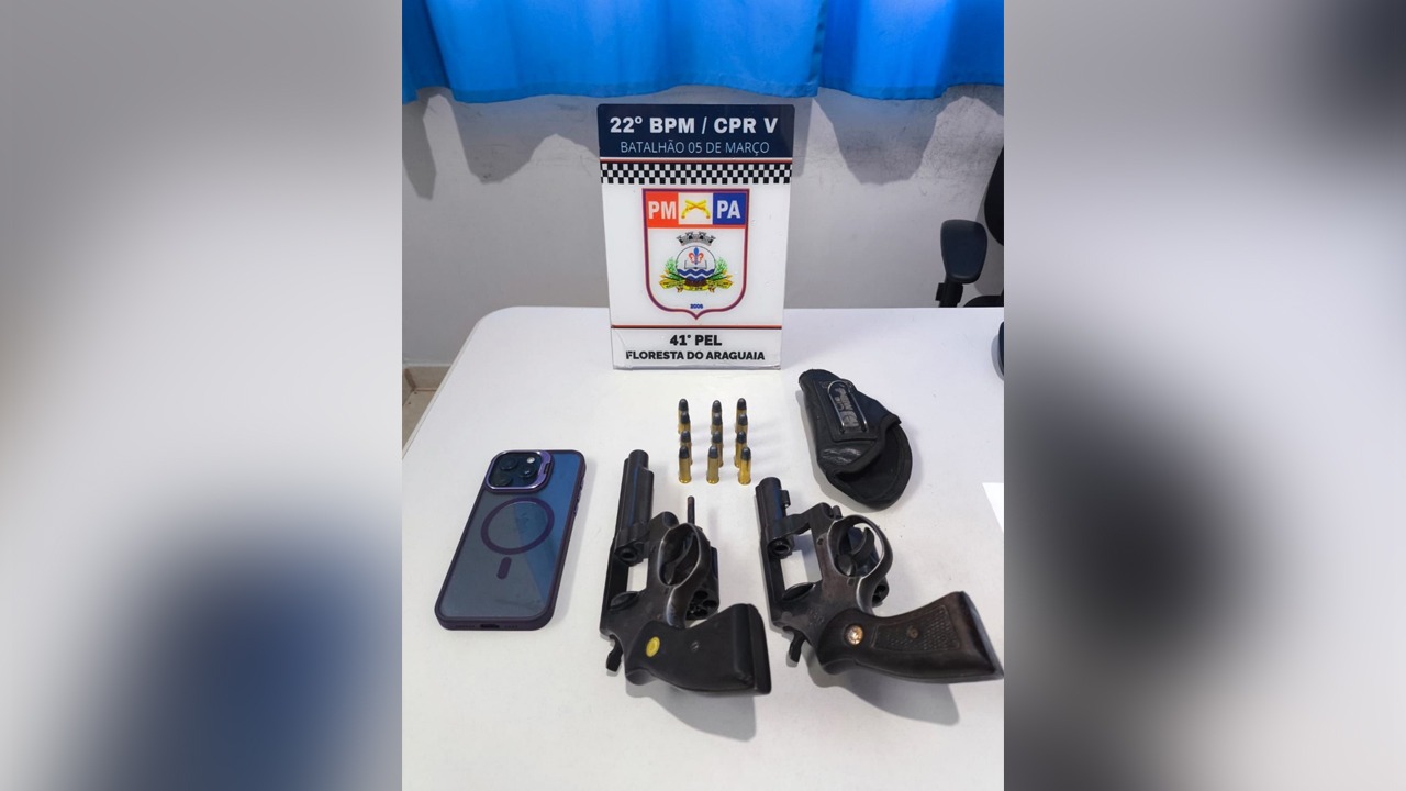 Durante a revista pessoal, foram encontrados em posse dos suspeitos dois revólveres calibre .38 e 12 cartuchos de munição intactos.