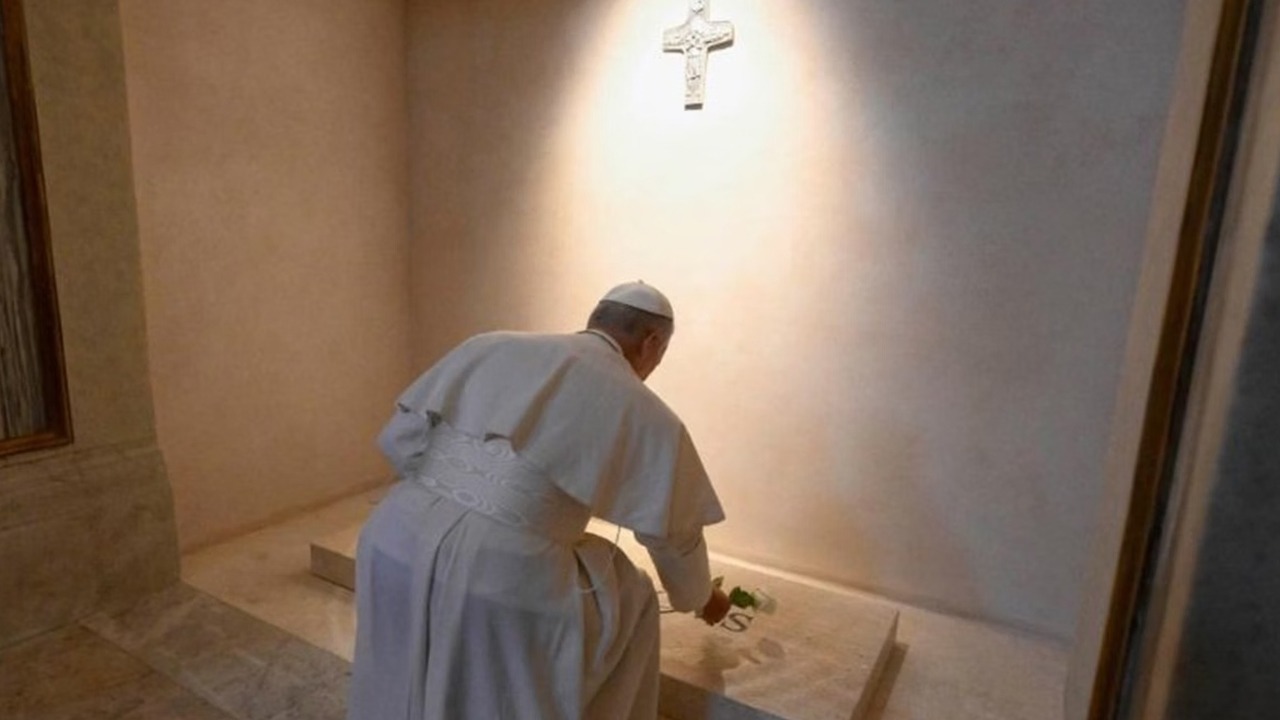 No local, o pontífice rezou diante do túmulo de Francisco e do ícone da Virgem Maria, conhecido como Salus Populi Romani.