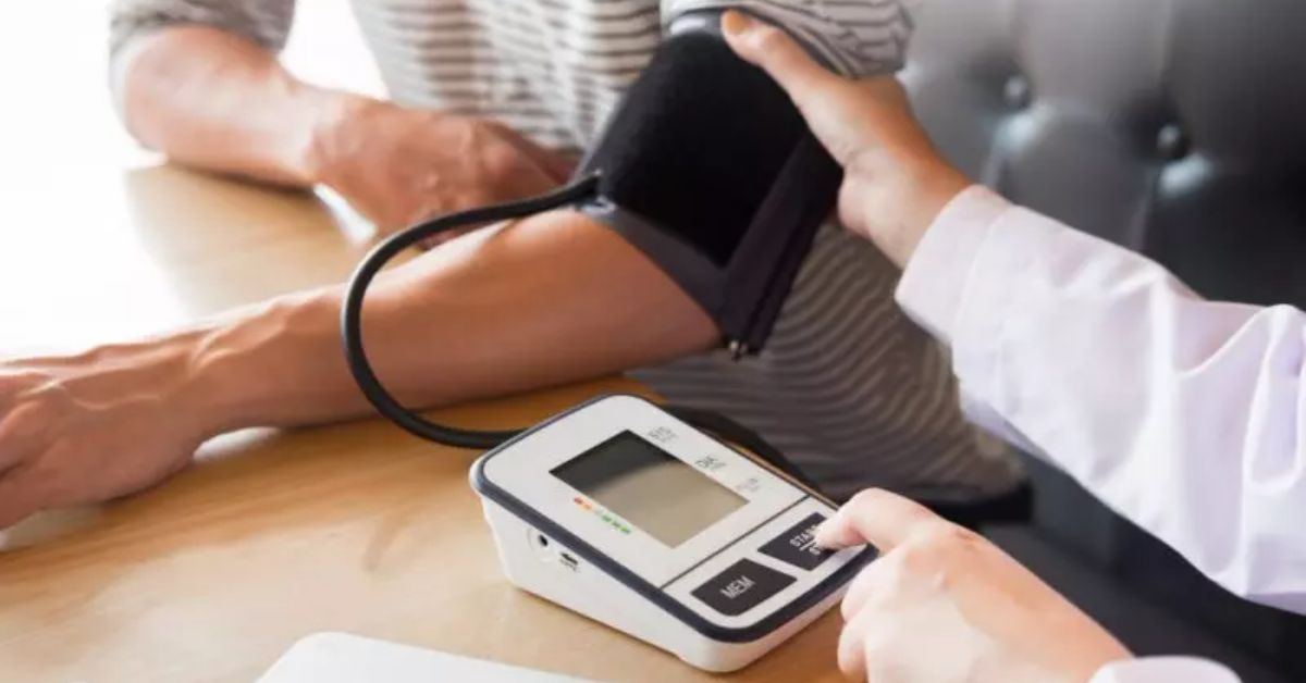 A doença é caracterizada pelo aumento da pressão do sangue nas artérias.