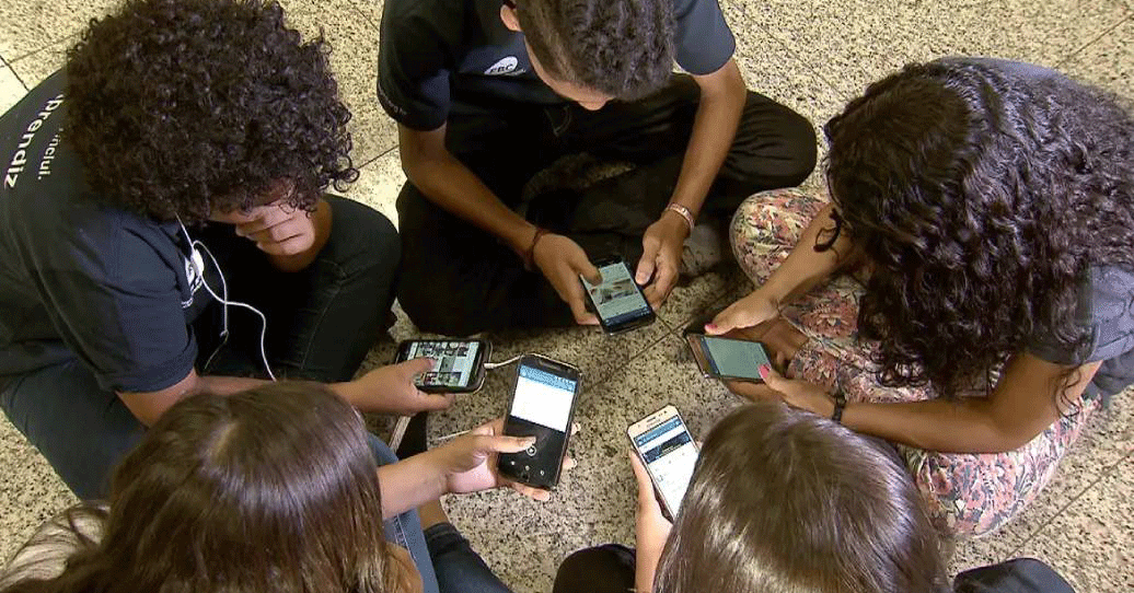 O Movimento Desconecta propõe infância sem celular até os 14 anos e redes sociais só após os 16.