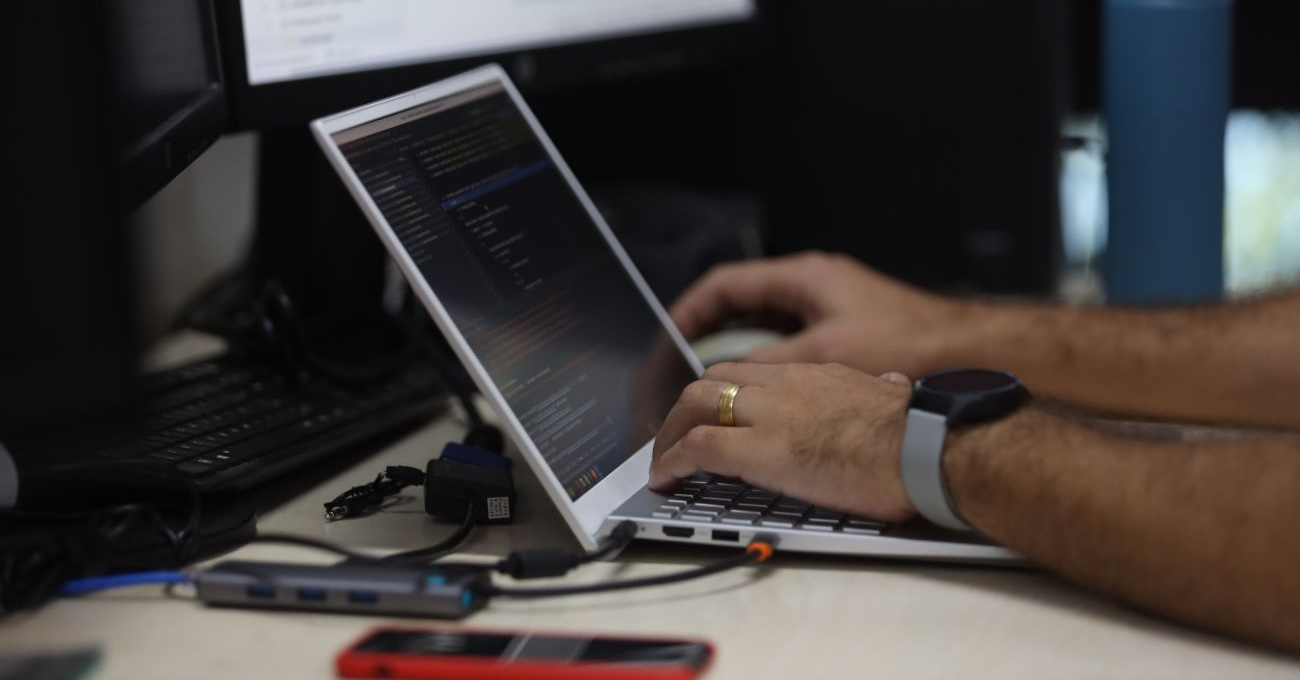 O novo portal centraliza 428 serviços públicos em um único ambiente online, dos quais 100 funcionam de forma totalmente digital, em áreas essenciais como saúde, segurança, educação, meio ambiente e cidadania.