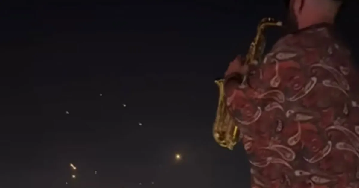 Saxofonista vira símbolo de resistência ao tocar durante ataque com mísseis em Beirute