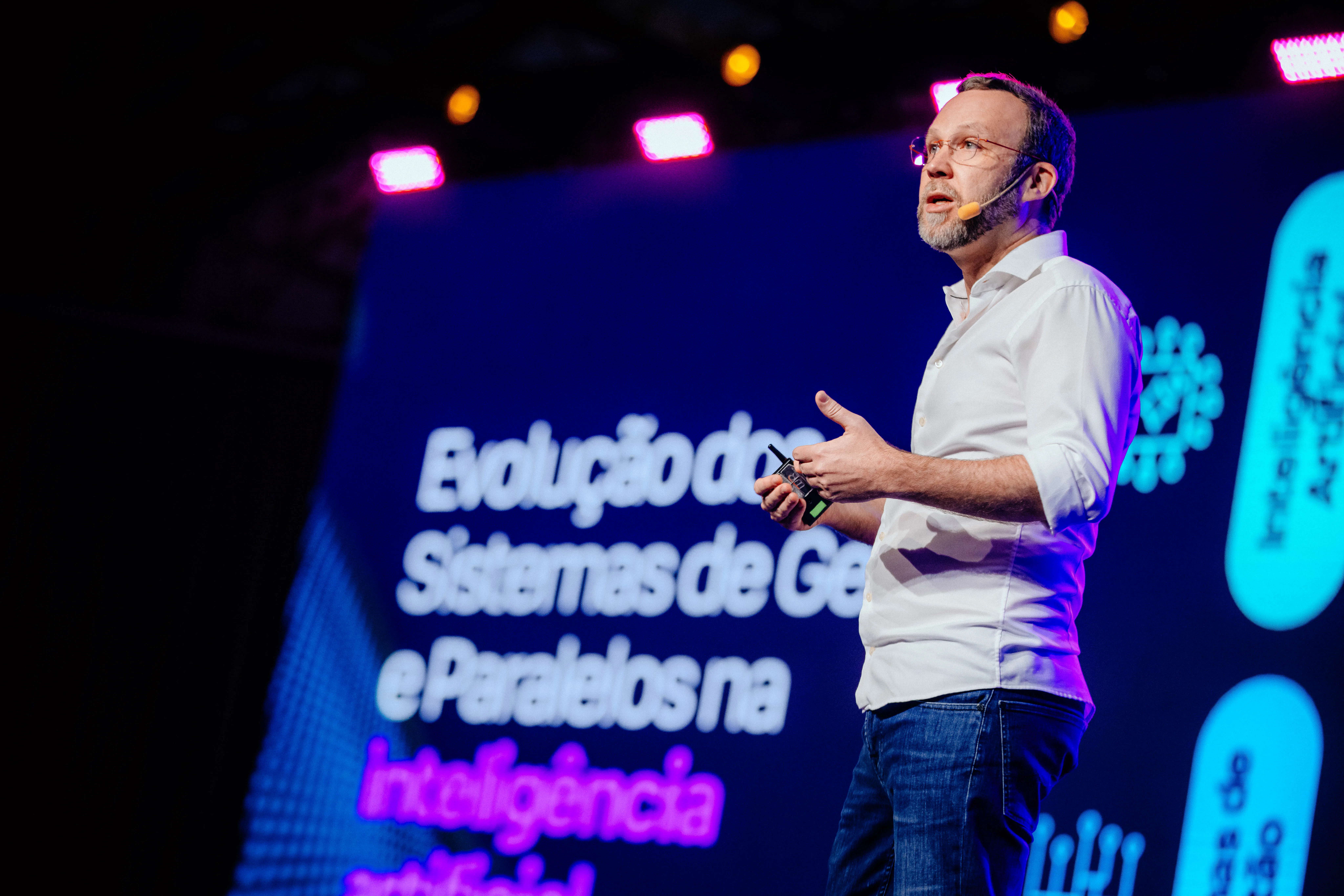 O CEO da Totvs, Dennis Herszkowicz, diz que apesar da baixa adesão à IA nas empresas brasileiras, a ferramenta vai transformar  o mundo corporativo e que nos tornaremos não obsoletos, mas sim super-humanos.