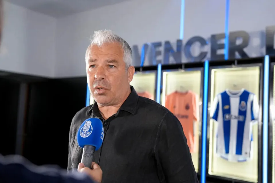 O mundo do futebol português está em luto após a morte de Jorge Costa, ex-jogador e diretor do FC Porto, aos 53 anos durante uma entrevista.