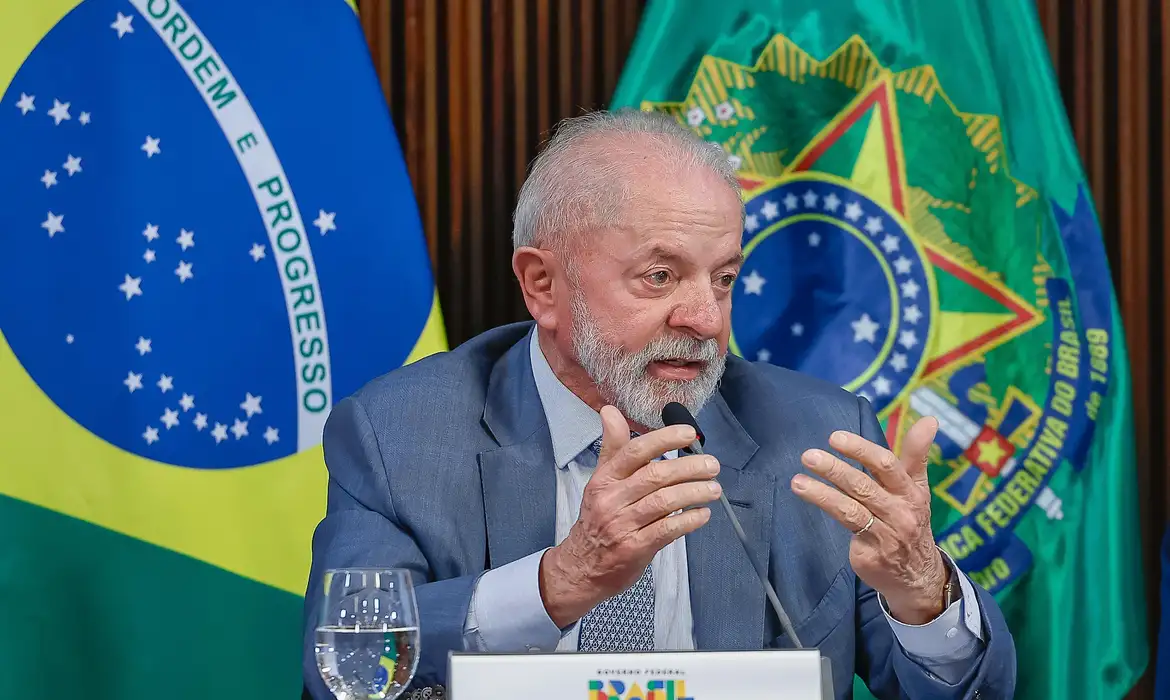 O presidente Lula participa de reunião no Chile sobre defesa da democracia, com líderes da Colômbia, Espanha e Uruguai.