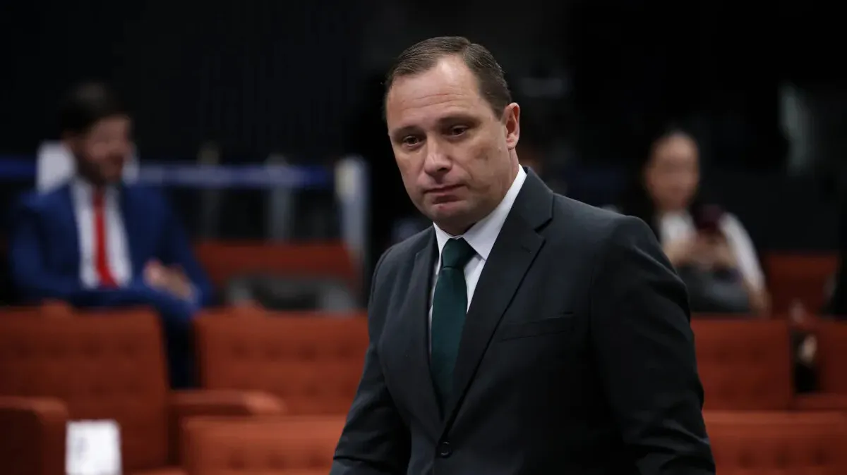Polícia Federal investiga se Mauro Cid tentou fugir do país.