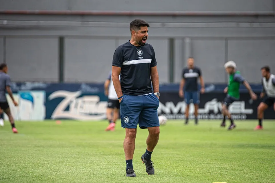 Técnico António Oliveira em mais uma atividade com o elenco do Remo