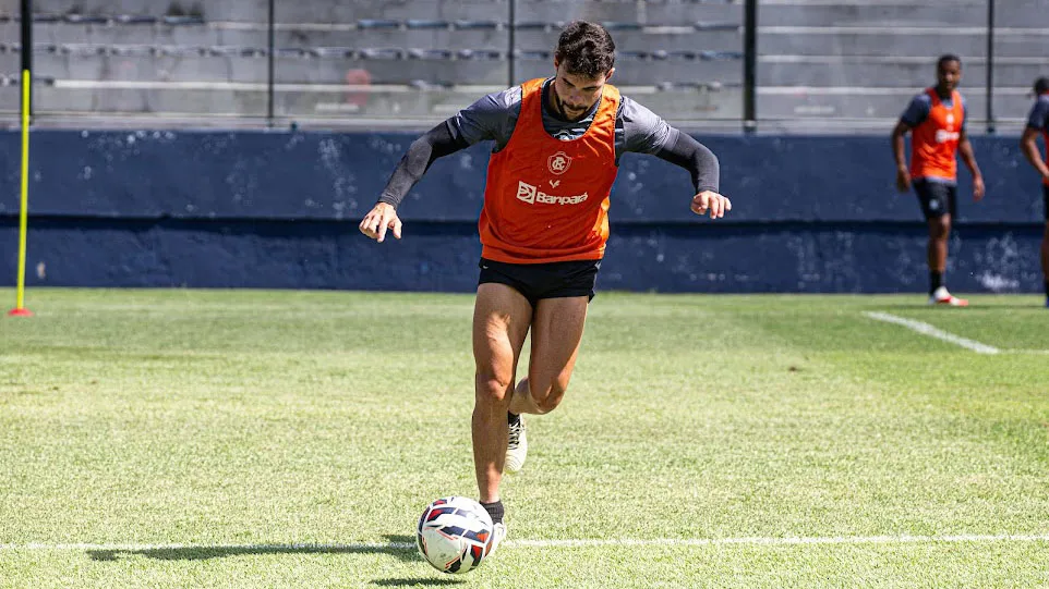 Volante Daniel Cabral do Clube do Remo