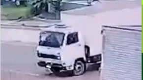 Caminhão que atropelou o motociclista