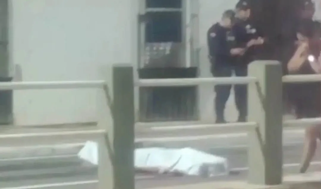 Corpo encoberto sob a supervisão dos policiais