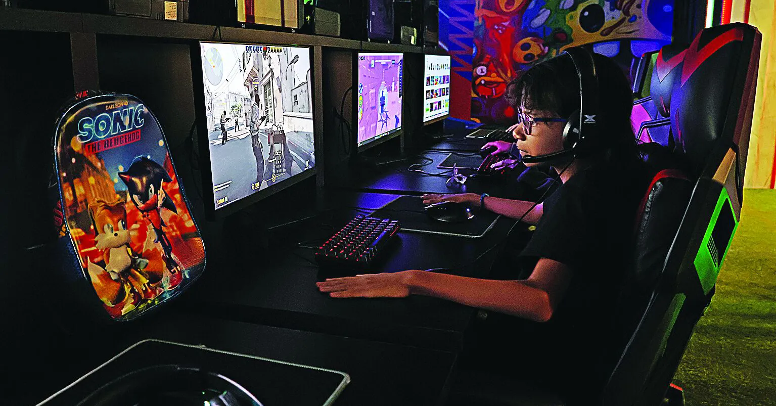 Os inscritos podem escolher jogos de e-sports para curtir. Tatiane levou a filha, Kimberly para participar