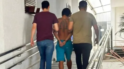 Fabrício da Conceição Soares sendo apresentado pela polícia