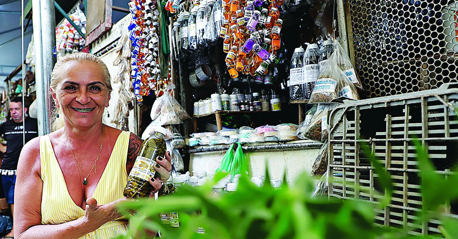 Maria Loura, que vende ervas na feira há mais de 38 anos, conta que o banho pode ser tomado o ano todo, mas a maior procura é mesmo no mês de São João.