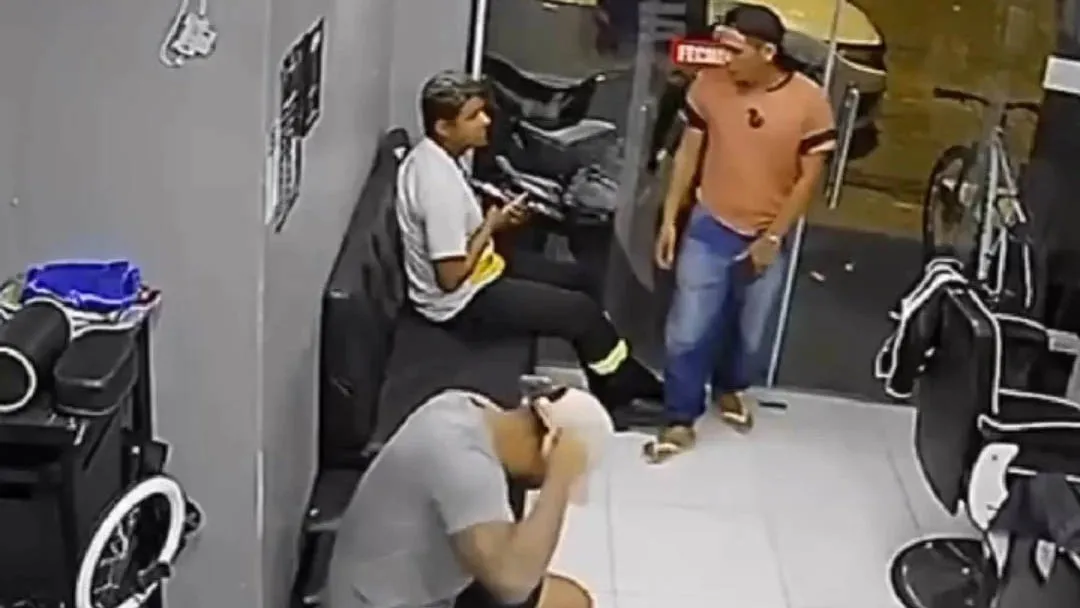 Marinilson Lisboa Corrêa, em pé na imagem, morreu após confronto com a PM
