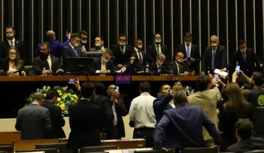 Deputados caracterizam o motim com esparadrapos na boca