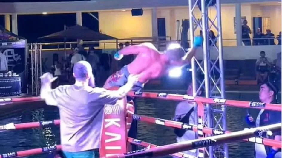 Nocauteado e eletrocutado em luta de boxe