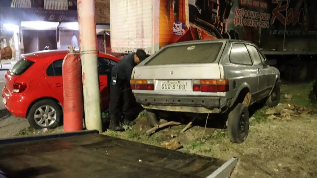 Carros velhos são retirados da cidade na operação organizada pela Prefeitura
