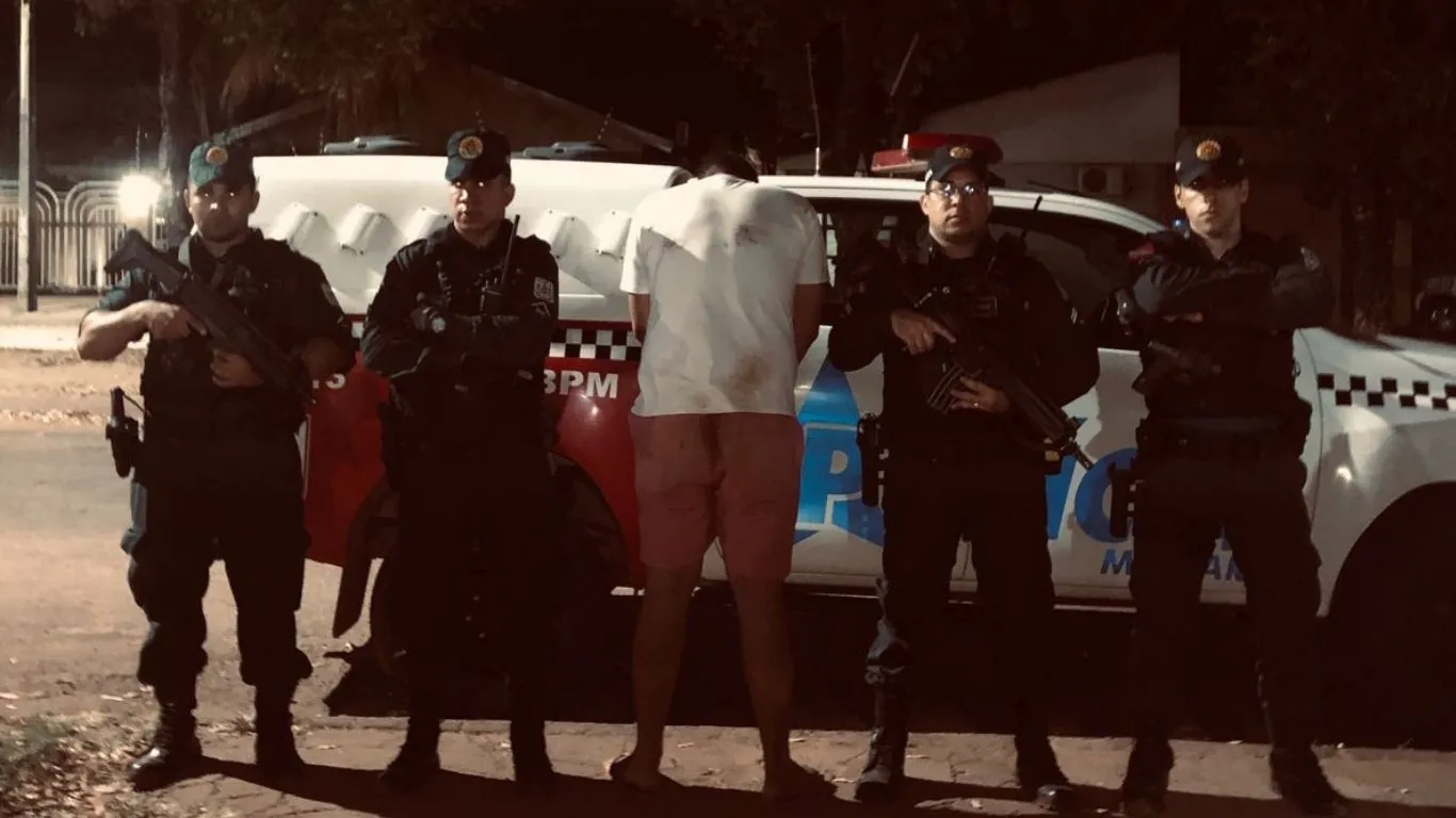 De acordo com a Polícia Militar, a guarnição foi acionada por moradores que relataram uma intensa discussão em uma kitnet.
