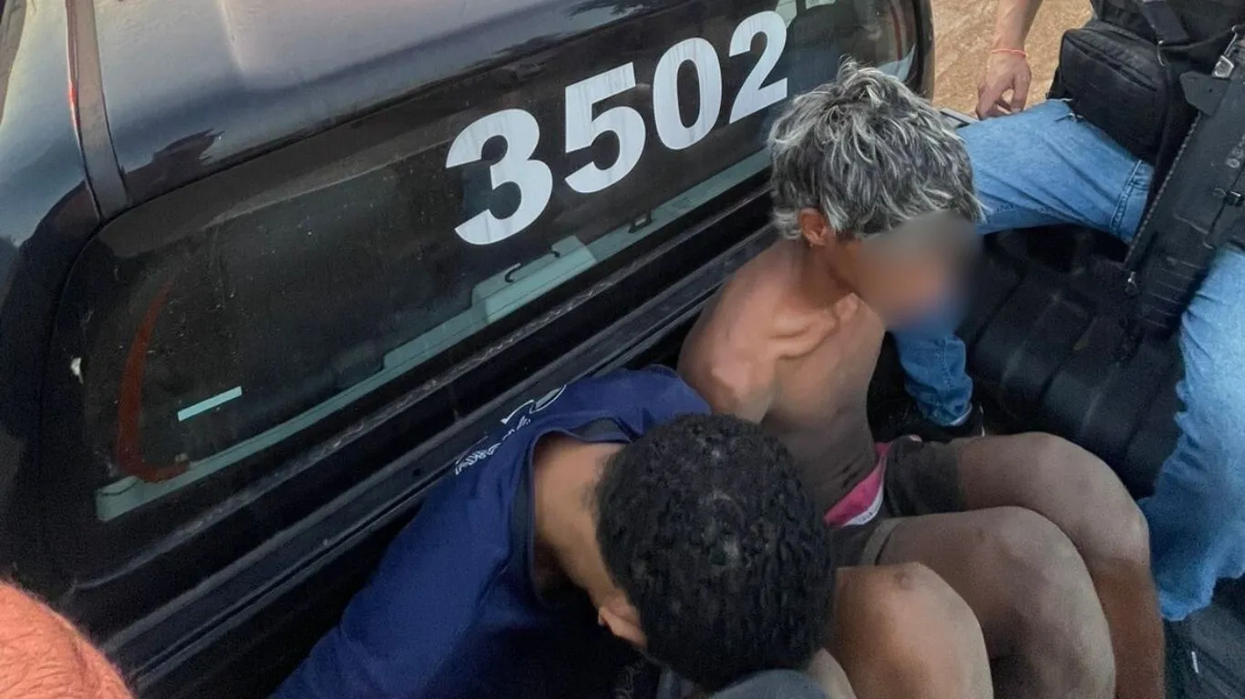 Ao chegarem ao local, alguns indivíduos tentaram fugir pulando muros e resistindo à ação policial.