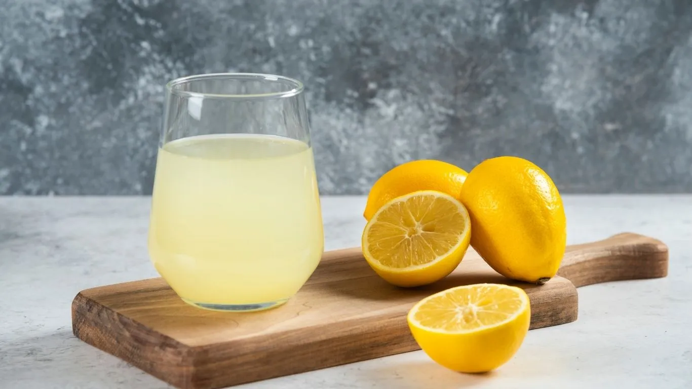 De acordo com nutricionistas, o limão é, de fato, uma excelente fonte de vitamina C e antioxidantes.