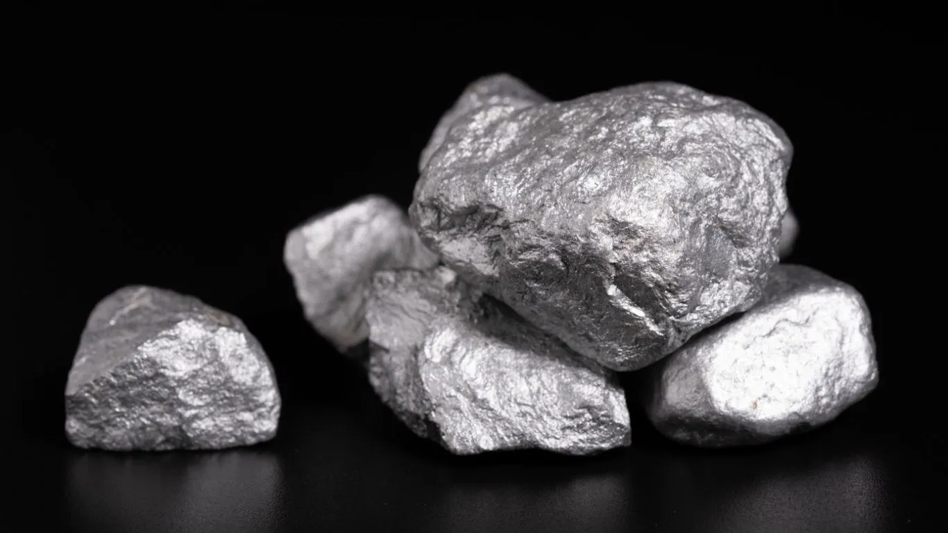 O país detém cerca de 25% das reservas mundiais conhecidas de terras raras e é uma potência emergente na produção desses minerais considerados essenciais para a fabricação de componentes eletrônicos.