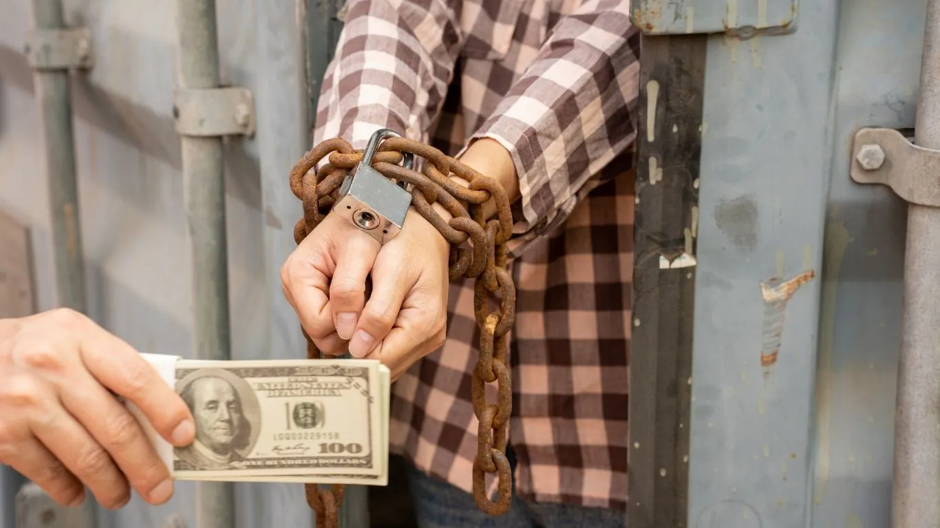 A prática criminosa ocorre majoritariamente em países do Sudeste Asiático — como Filipinas, Camboja, Laos e Mianmar.