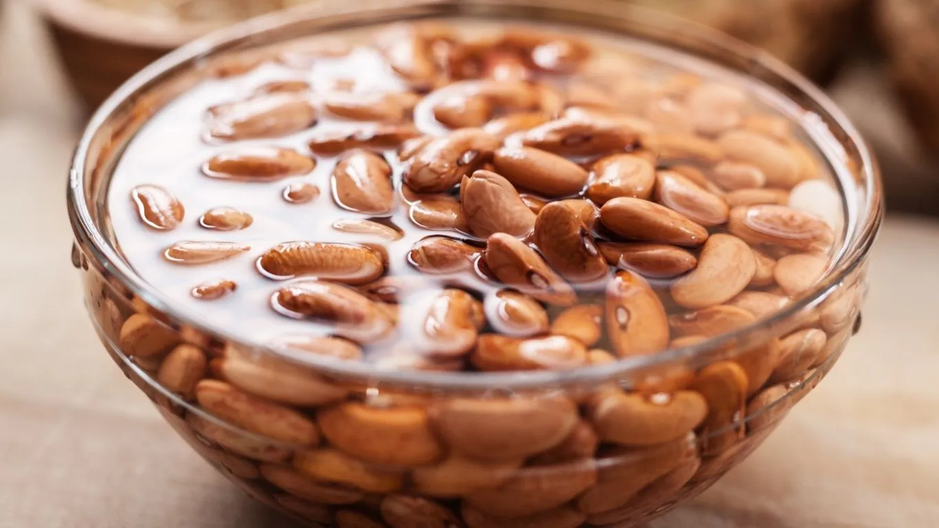 O gesto simples de deixar os grãos submersos em água antes do preparo tem respaldo da ciência e pode fazer toda a diferença no sabor, na digestão e até no aproveitamento dos nutrientes.