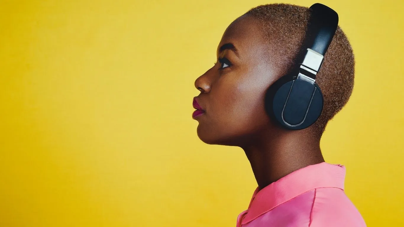 Um estudo conduzido pela Universidade de Barcelona, na Espanha, revelou o funcionamento dos mecanismos cerebrais envolvidos quando ouvimos música.