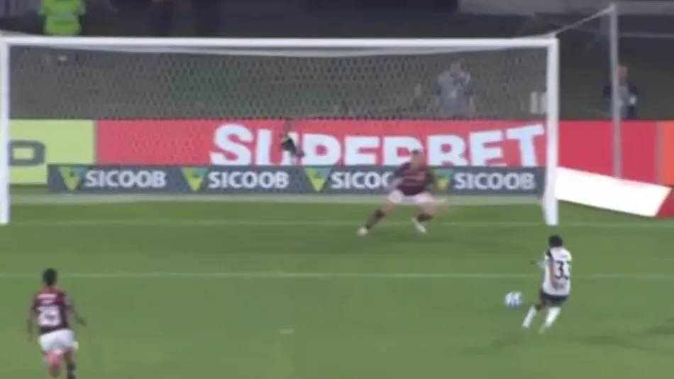Lateral direito Varela impediu o gol de Rony.