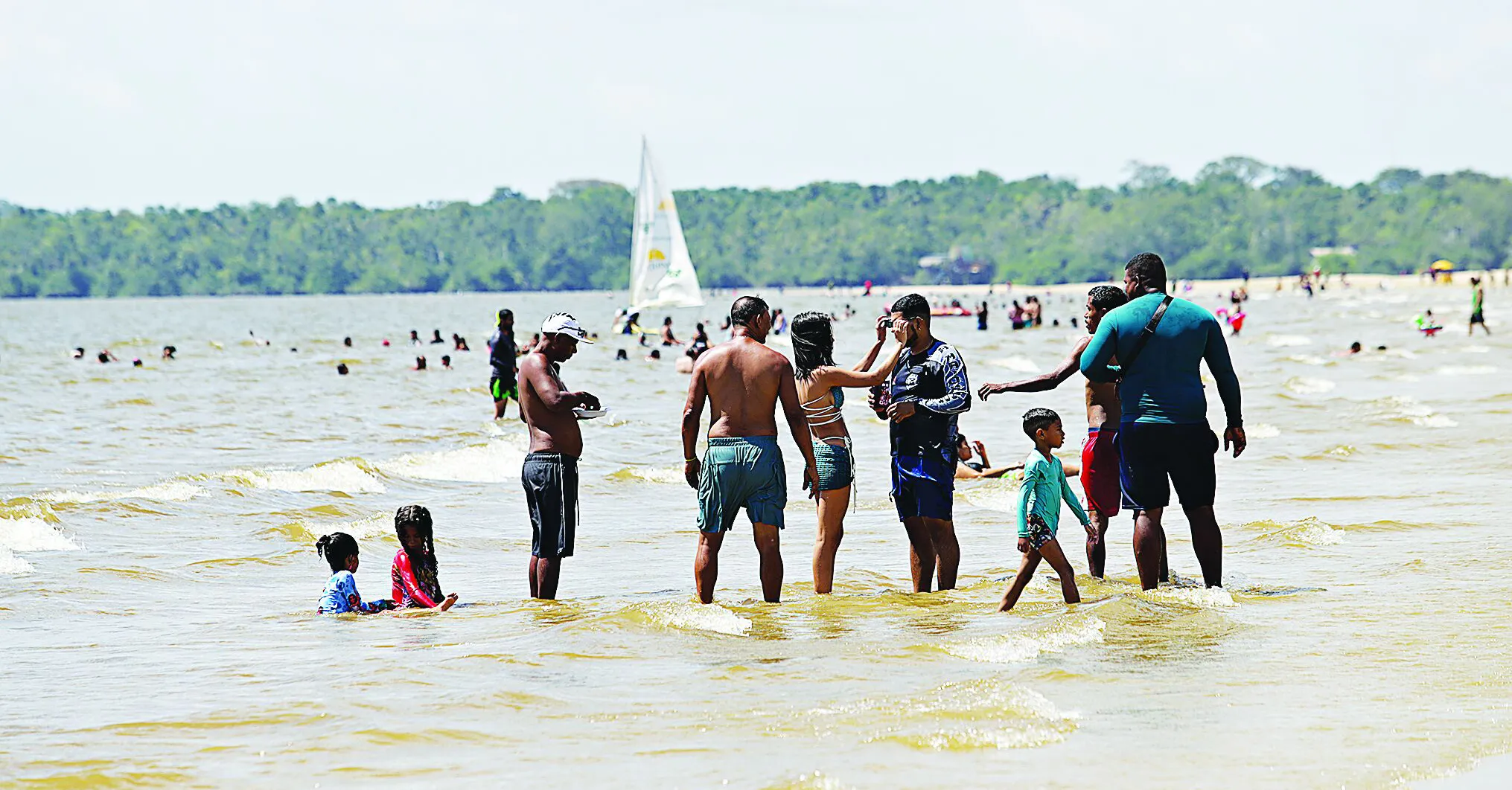 Com cerca de seis quilômetros de extensão, a Praia do Caripi se destaca pela areia fina e branca, sendo um dos destinos preferidos tanto por moradores da região quanto por turistas