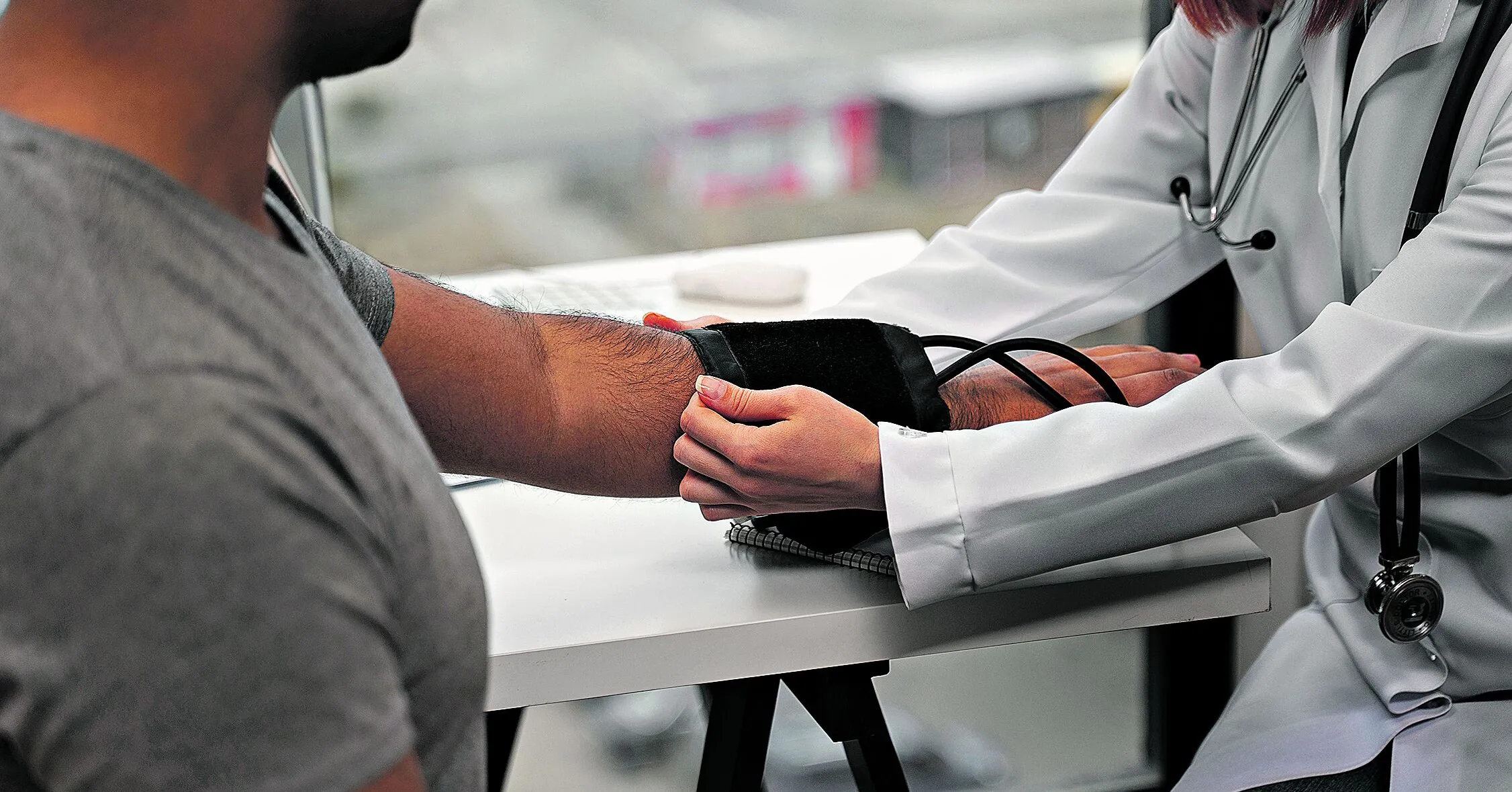 O cardiologista Antônio Monteiro pontua que o check-up pode identificar hipertensão arterial, diabetes, colesterol alto, doenças da tireoide, alterações hepáticas, doenças cardiovasculares, entre outras.