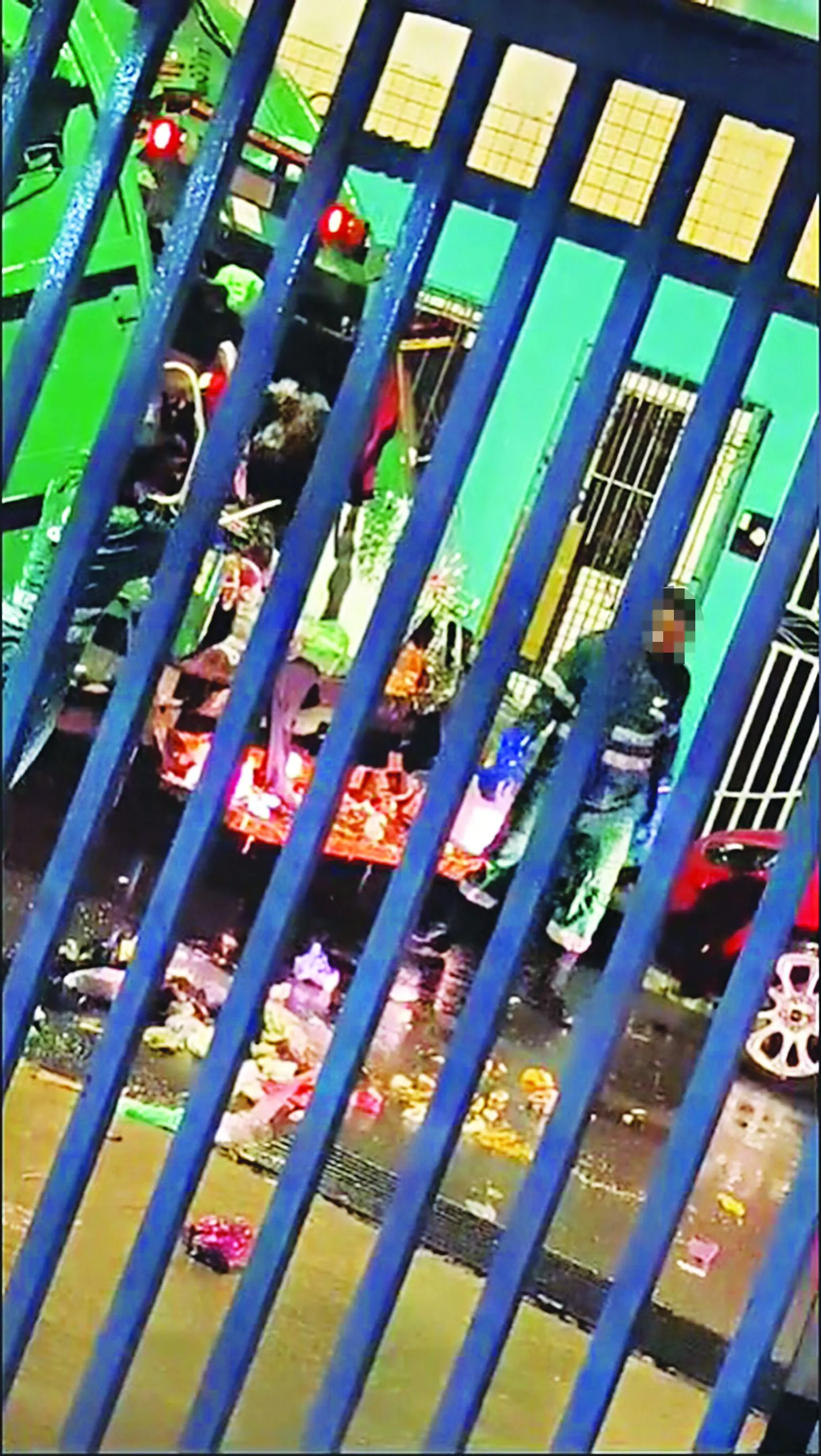 Vídeo feito por morador do bairro de Canudos mostra o descaso na coleta de lixo pela Ciclus: sujeira só não ficou na rua porque os trabalhadores perceberam a filmagem