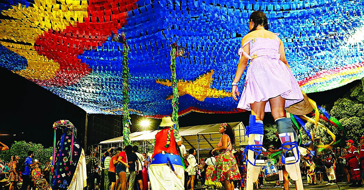 Os mastros chegaram pelas águas e foram recebidos por uma comitiva. Em seguida, todos foram para a Praça Waldemar Henrique.