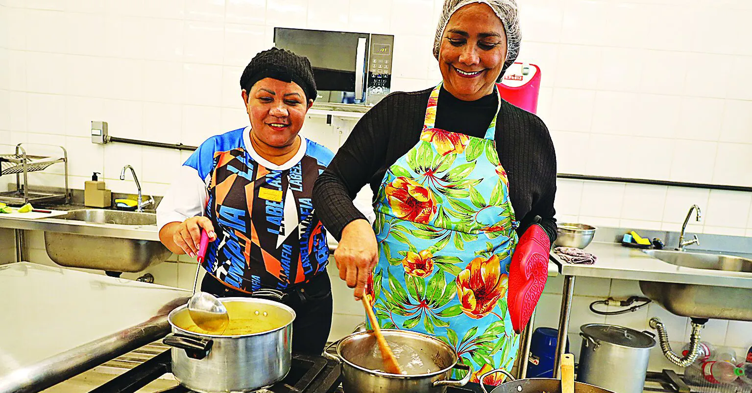 Entre os cursos oferecidos nas Usinas da Paz do Estado estão os de culinária